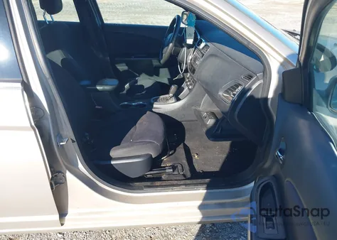 2013 Chrysler 200 Lx z USA, uszkodzony, nr VIN 1C3CCBAB2DN735656